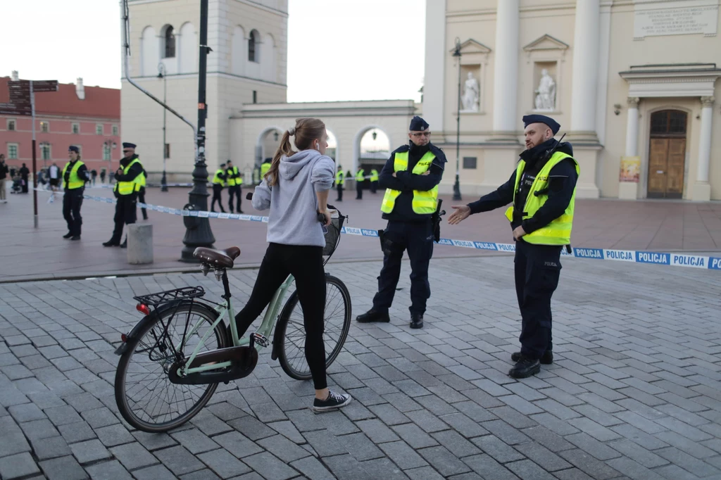 Policjanci zabezpieczają ewakuowany teren Krakowskiego Przedmieścia w Warszawie