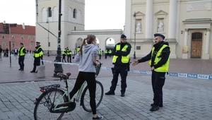Policjanci zabezpieczają ewakuowany teren Krakowskiego Przedmieścia w Warszawie