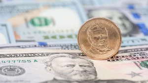 Mocny dolar osłabia surowce. Traci złoto i ropa 