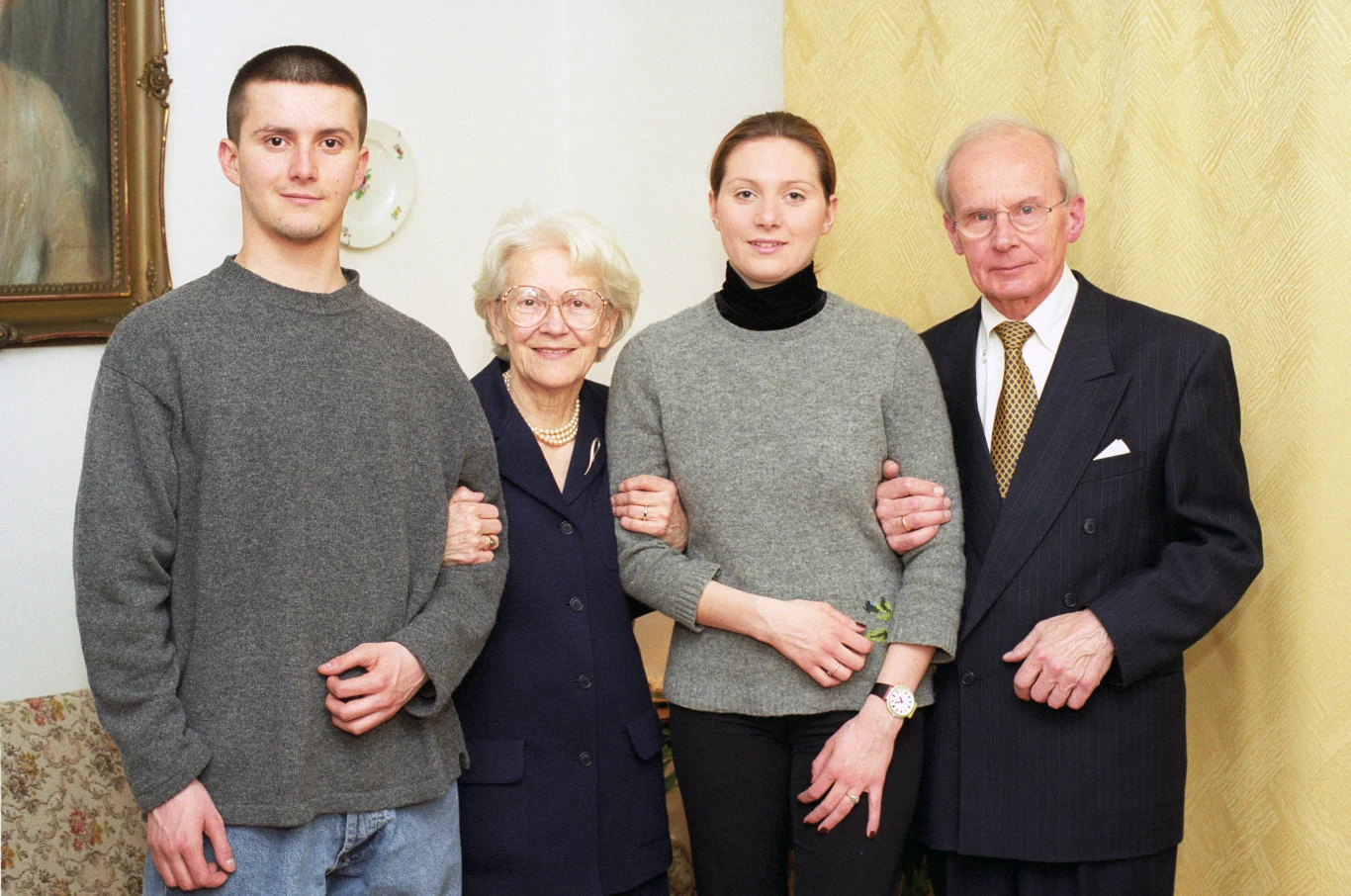 Potomkowie Mieczysława Fogga: syn Andrzej Fogg (1P), jego żona Jadwiga (2L), prawnuk Michał Fogg (1L) i prawnuczka Potomkowie Mieczysława Fogga: syn Andrzej Fogg (1P), jego żona Jadwiga (2L), prawnuk Michał Fogg (1L) i prawnuczka