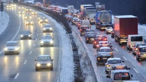 Kierowcy ciężarówek pilnie poszukiwani w Niemczech. Nz. ruch na A52 koło Essen