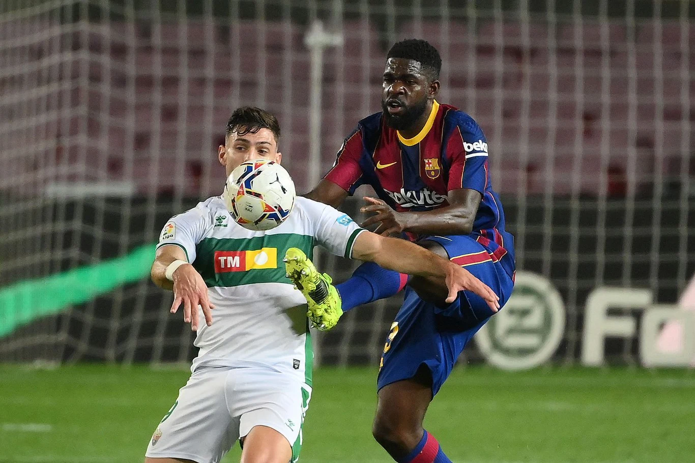 Samuel Umtiti (z prawej) w najbliższym czasie nie podpisze kontraktu z Rennes