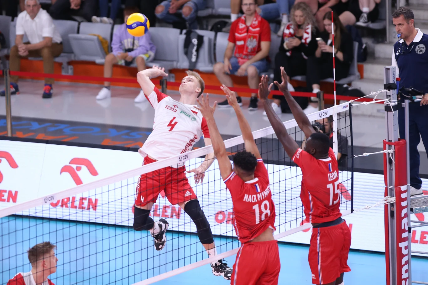 Polscy siatkarze byli blisko wygranej, ale to Francuzi okazali się lepsi w tie-breaku. Na zdjęciu atakuje Jakub Kraut Polscy siatkarze byli blisko wygranej, ale to Francuzi okazali się lepsi w tie-breaku. Na zdjęciu atakuje Jakub Kraut