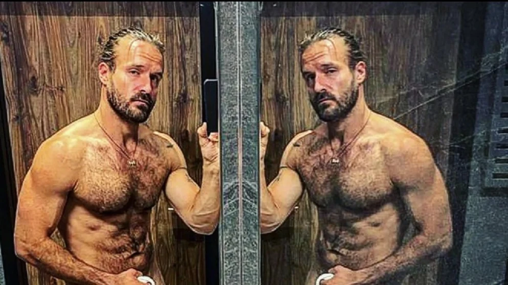 Piotr Stramowski nago przed lustrem Piotr Stramowski nago przed lustrem