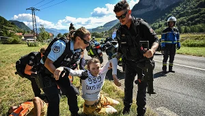 Podczas wtorkowego etapu Tour de France musiały interweniować służby porządkowe