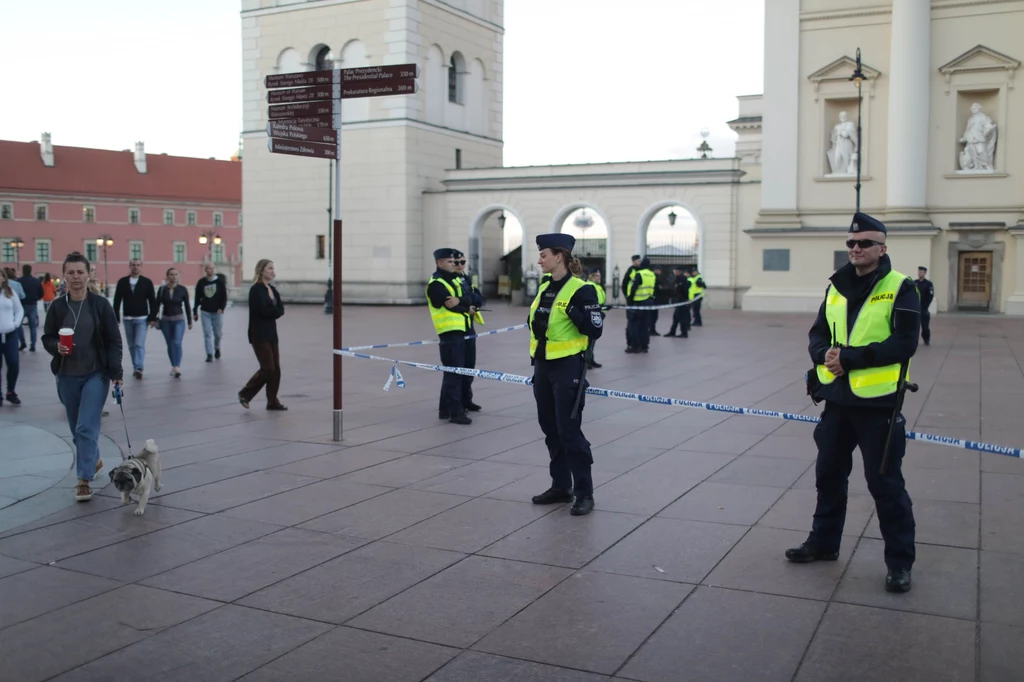 Pocisk na Krakowskim Przedmieściu w Warszawie. Pocisk na Krakowskim Przedmieściu w Warszawie.