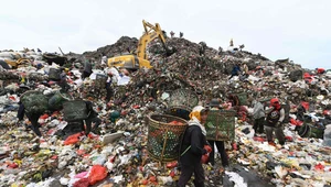 Wysypisko śmieci Bantar Gebang w Bekasi/Indonezja