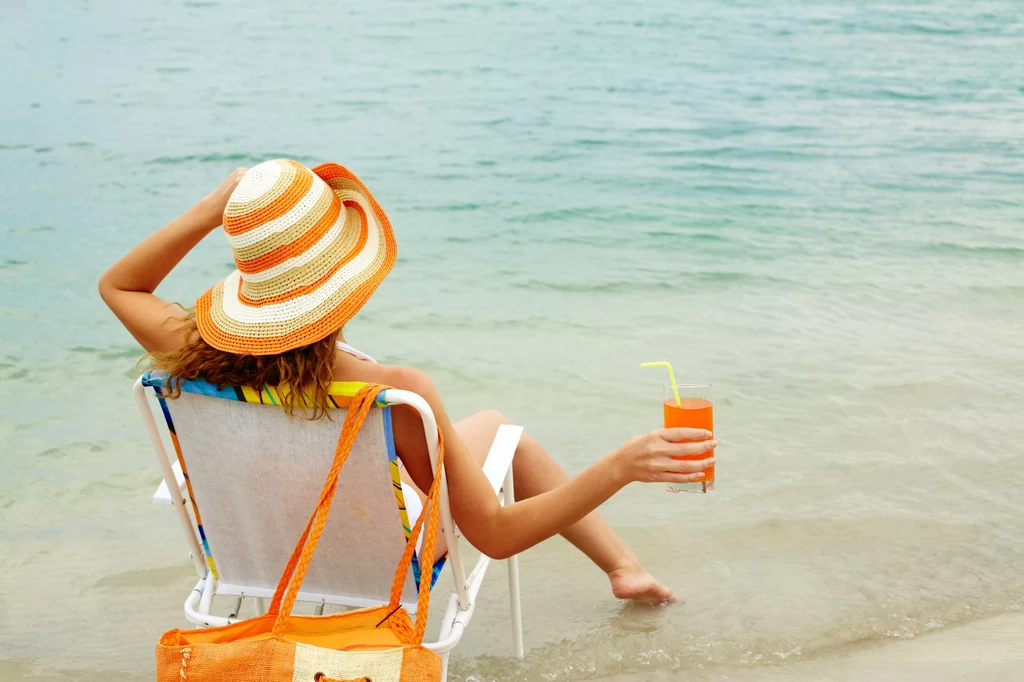 Czy na plaży można pić alkohol? Odpowiedź nie jest jednoznaczna