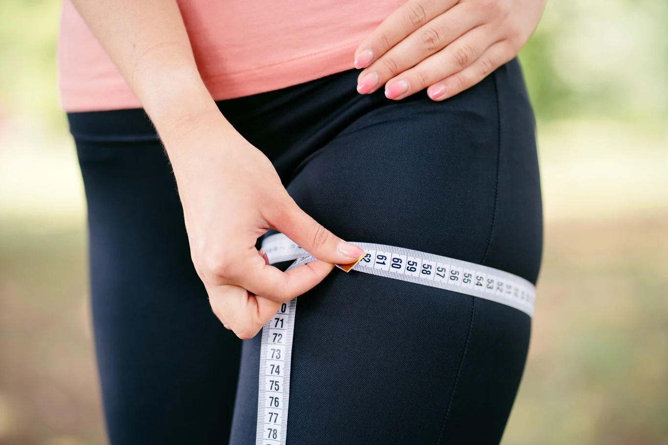 Obwód uda bywa ignorowany, a może być jednym z sygnałów kondycji i sprawności organizmu Jak wyszczuplić uda i brzuch w domu?