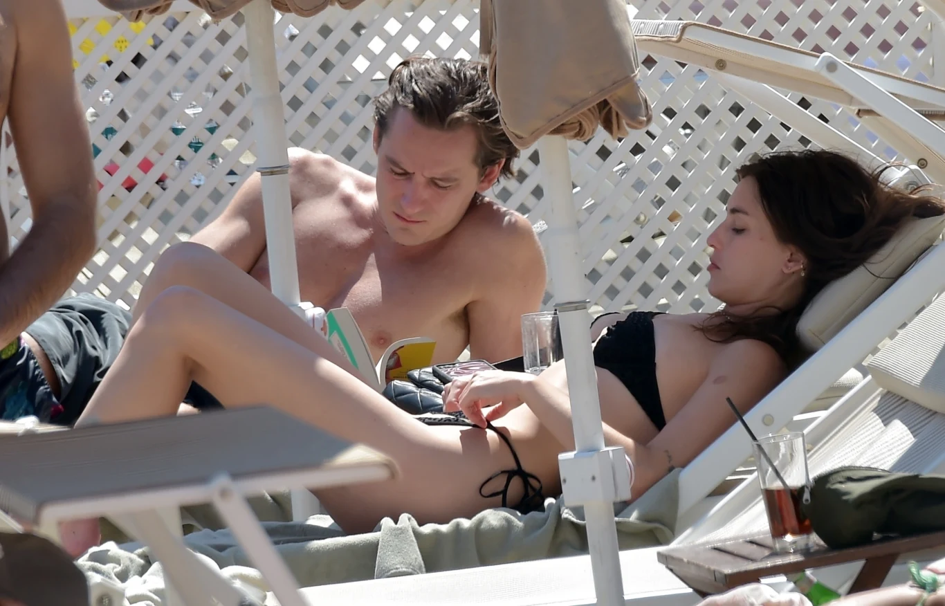 Kiedy chłopak czytał książkę, aktorka dbała, by bikini leżało jak należy