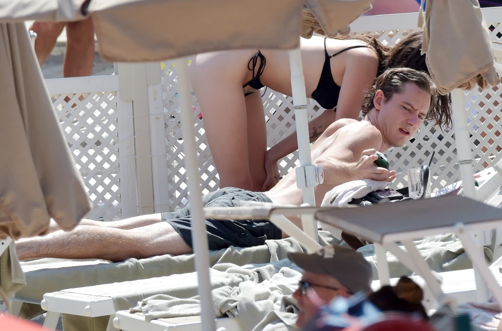 Rainey Qualley i Lewis Pullman Rainey Qualley i Lewis Pullman