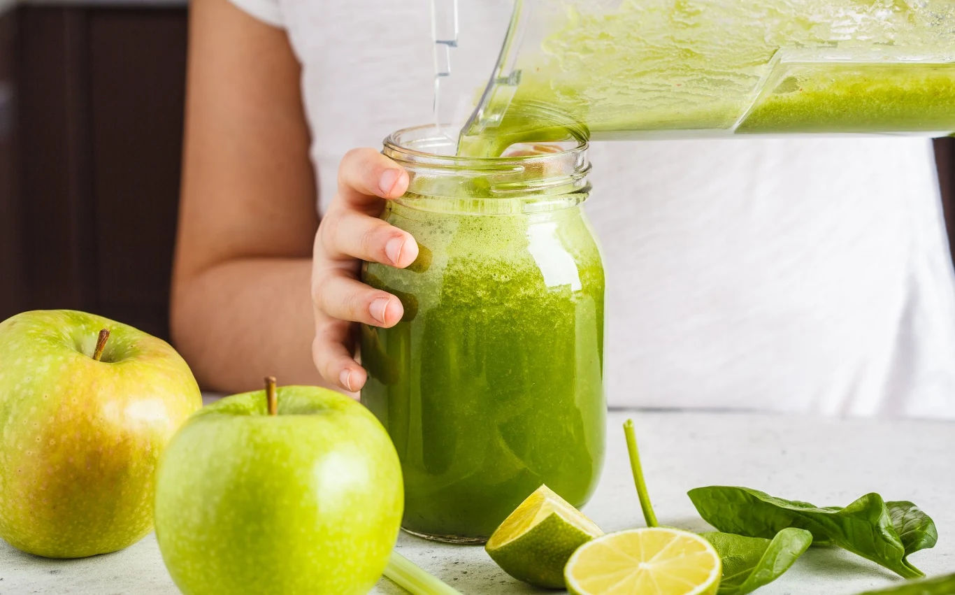 Zielony koktajl ze szpinakiem i selerem to źródło wiecznej młodości i patent na płaski brzuch