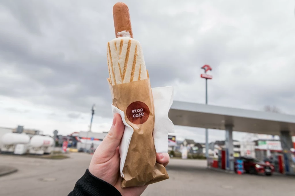 Przy kasie na stacji paliw najczęściej sięgamy po kawę, hot dogi i papierowsy