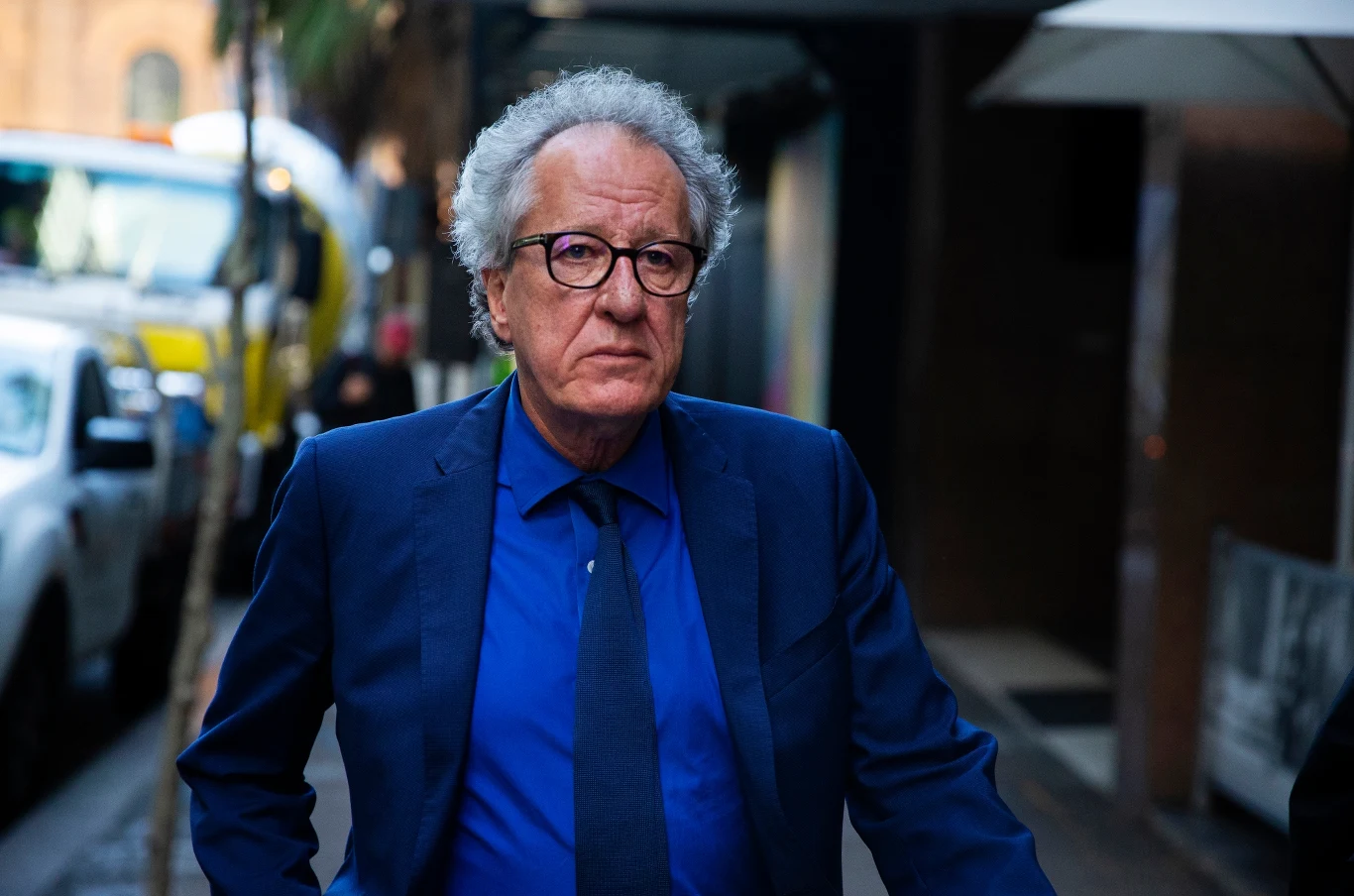 W 2017 roku "Daily Telegraph" opublikował artykuł o tym, że w 2015 roku Geoffrey Rush niestosownie zachowywał się względem aktorki partnerującej mu w spektaklu "Król Lear"
