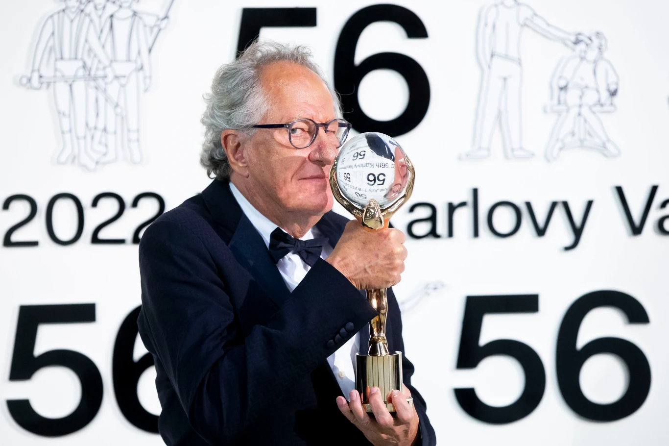 Geoffrey Rush z Kryształową Kulą na festiwalu w Karlowych Warach 2022