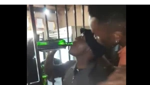 Mężczyzna zmarł po wypiciu całej butelki alkoholu w dwie minuty