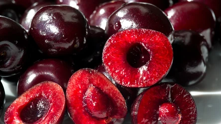 Pestki wiśni można łatwo usunąć bez użycia noża.