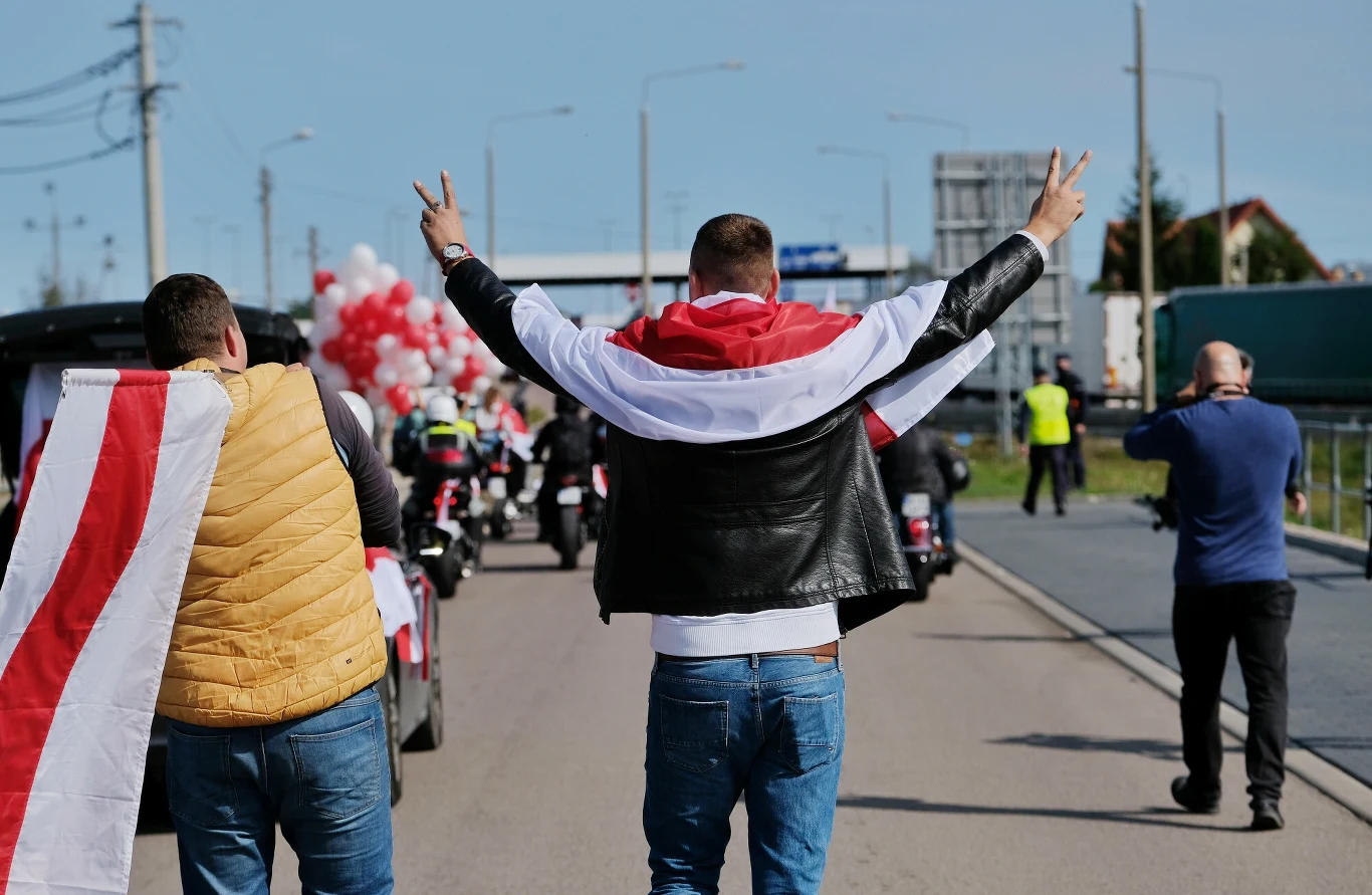 Happening na polsko-białoruskiej granicy wyrażający poparcie dla protestów przeciwko reżimowi Alaksandra Łukaszenki Happening na polsko-białoruskiej granicy wyrażający poparcie dla protestów przeciwko reżimowi Alaksandra Łukaszenki