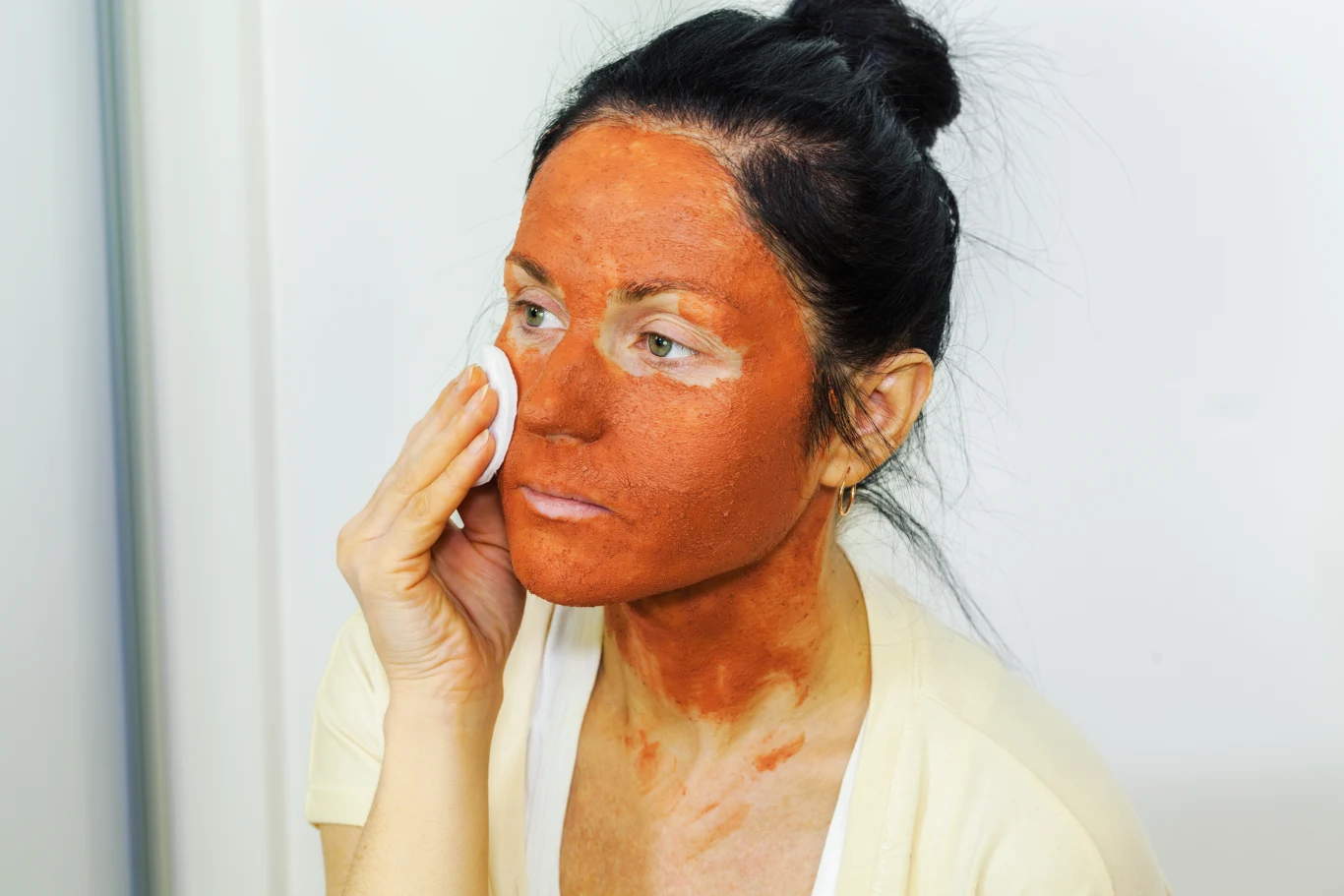 Maseczka z czerwonej glinki zawiera między innymi miedź oraz krzem, dzięki którym zmarszczki stają się mniej widoczne Maseczka z czerwonej glinki zawiera między innymi miedź oraz krzem, dzięki którym zmarszczki stają się mniej widoczne