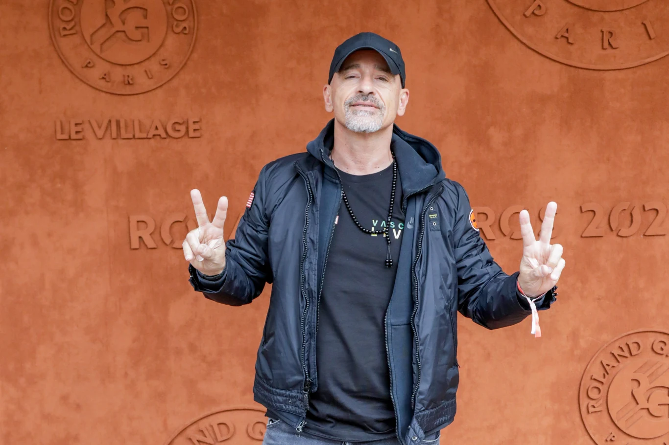 Tymczasem sam Eros Ramazzotti pracuje intensywnie nad nową płytą i trasą koncertową. Niedawno wypuścił wakacyjny singel "AMO"
