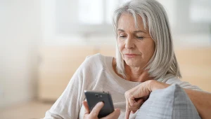 Przygarbiona pozycja siedząca, mało wody i snu oraz wpatrywanie się w niebieskie światło - to wszystko bardzo cię postarza