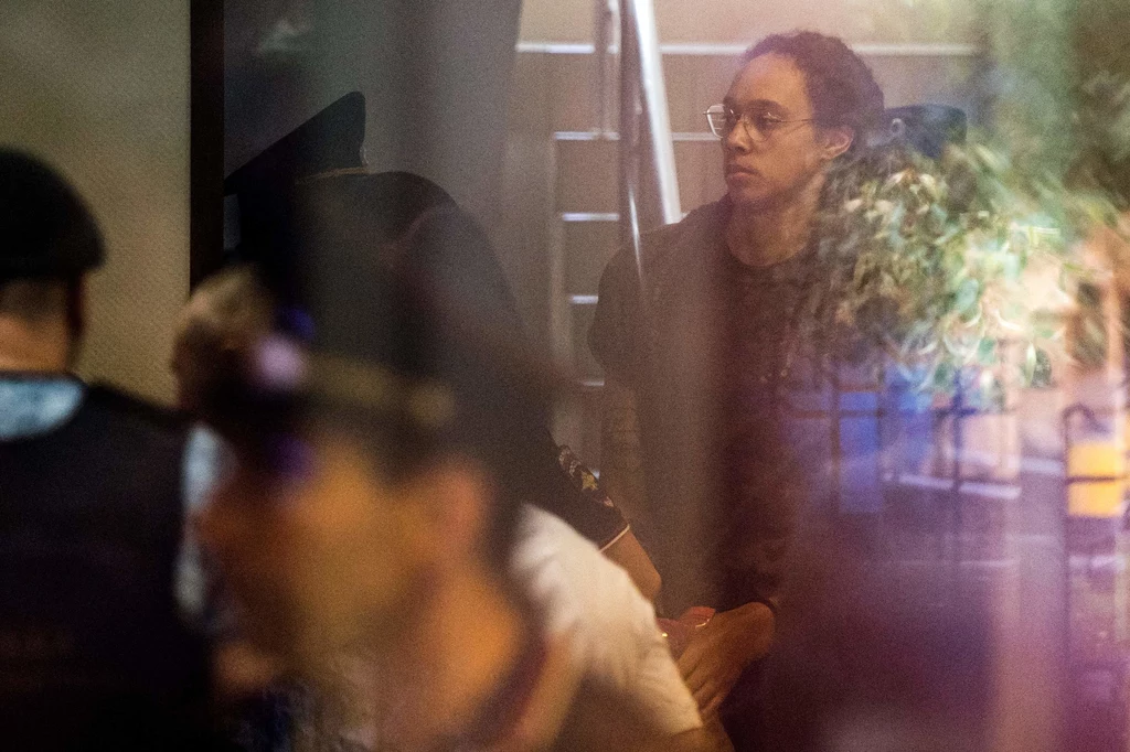 Brittney Griner eskortowana na rozprawę Brittney Griner eskortowana na rozprawę