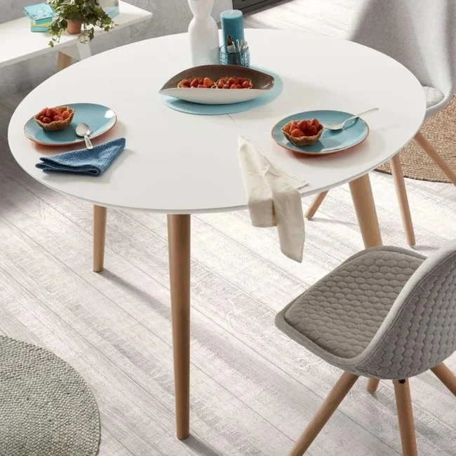 W przypadku stołów okrągłych przyjmuje się, że idealny stół dla 4 osób powinien posiadać średnicę 90-110 cm, natomiast ten dla 6 osób – przynajmniej 120 cm