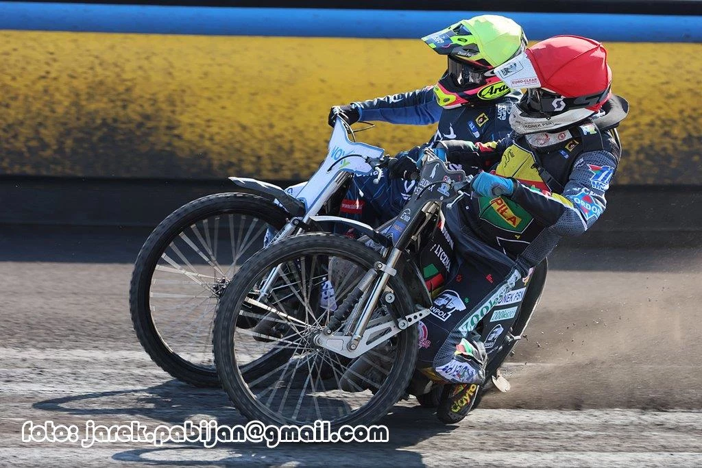 Marcin Jędrzejewski (kask czerwony) walczący z Patrykiem Rolnickim