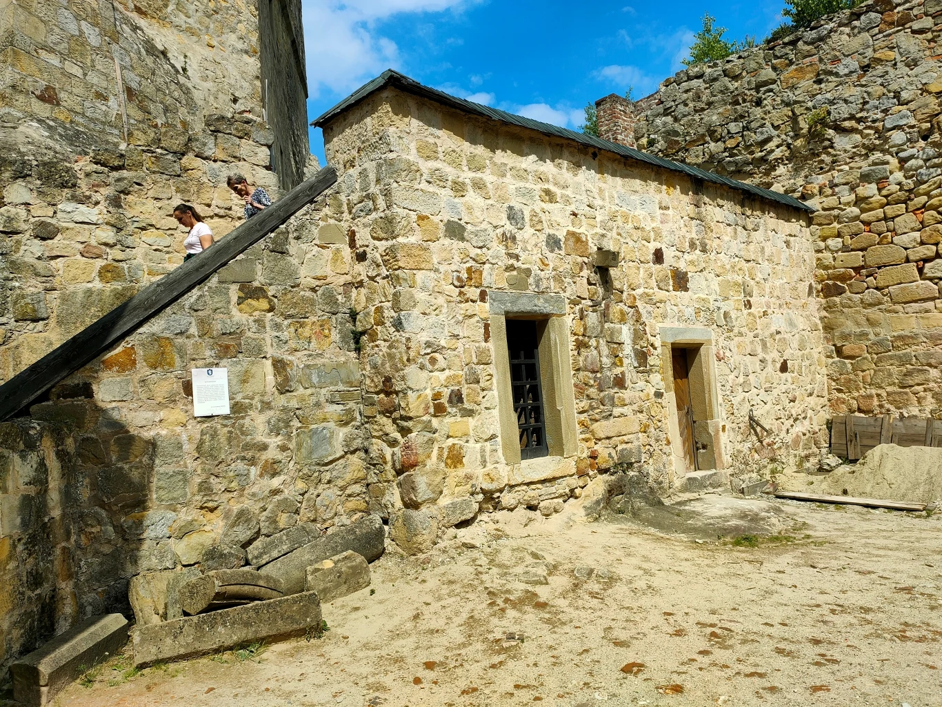 Mur w zamku istnieje i nadal "dzieli"