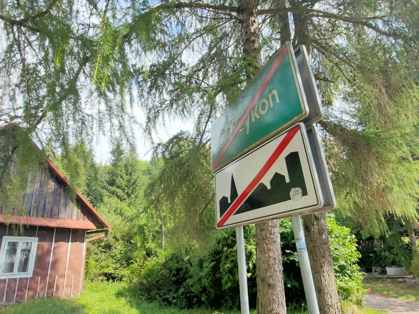 Zamkiem dzielą się dwie miejscowości pod Krosnem - Odrzykoń i Korczyna