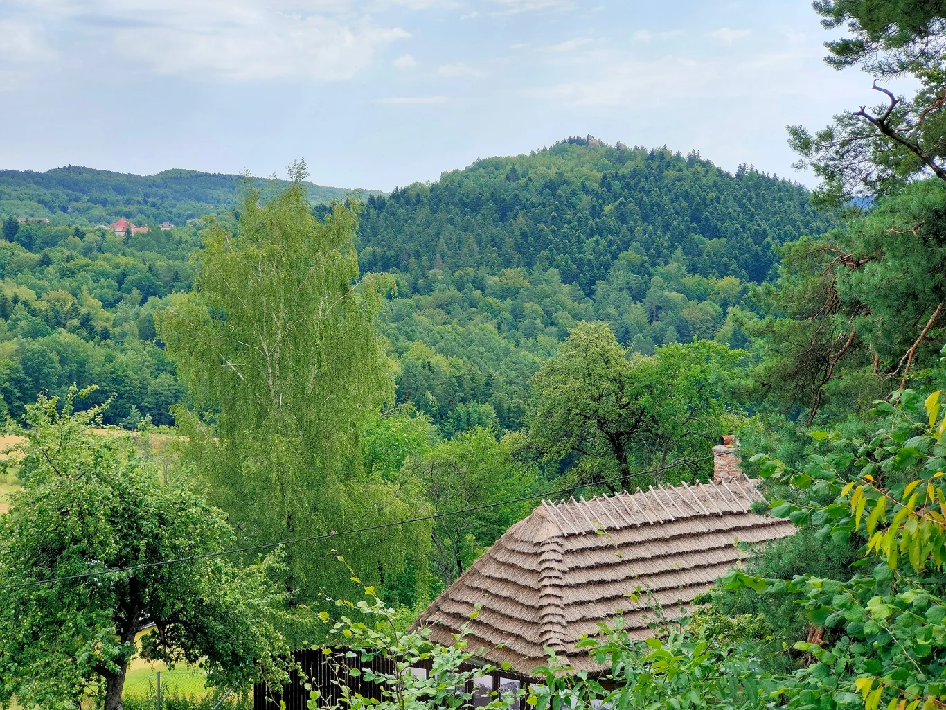 Widok z zamku. Po prawej, na szczycie wzgórza, widać Prządki
