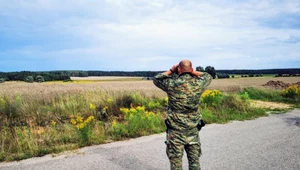 Migranci przedzierali się przez rozlewiska rzeki Leśna Prawa; TT/Straż Grniczna