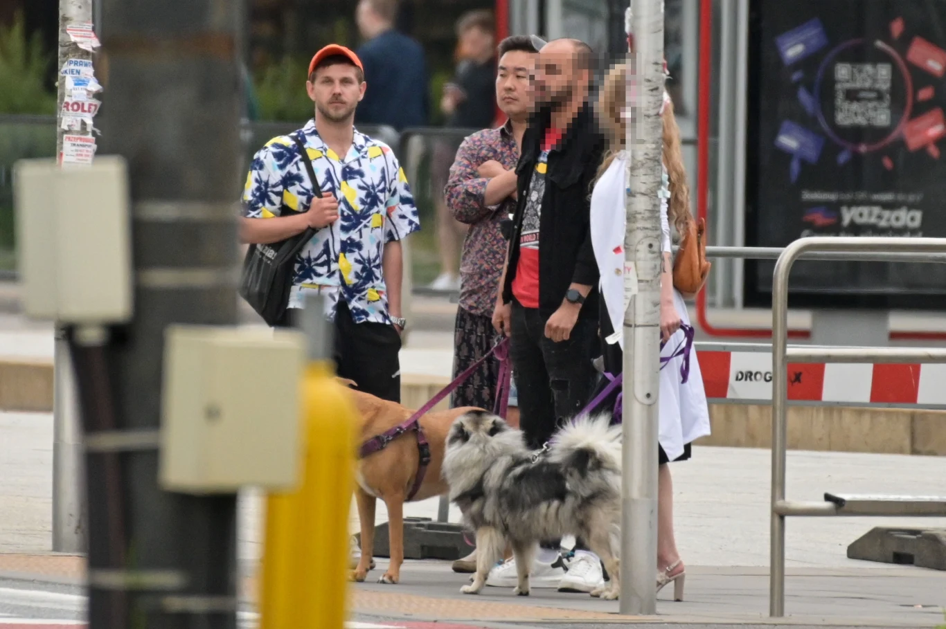 Antek Królikowski "przyłapany" na mieście z nową ukochaną i znajomymi Antek Królikowski "przyłapany" na mieście z nową ukochaną i znajomymi