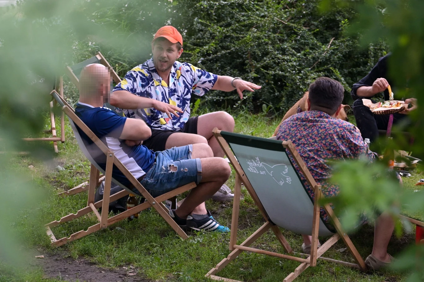 Antek Królikowski "przyłapany" na mieście z nową ukochaną i znajomymi Antek Królikowski "przyłapany" na mieście z nową ukochaną i znajomymi