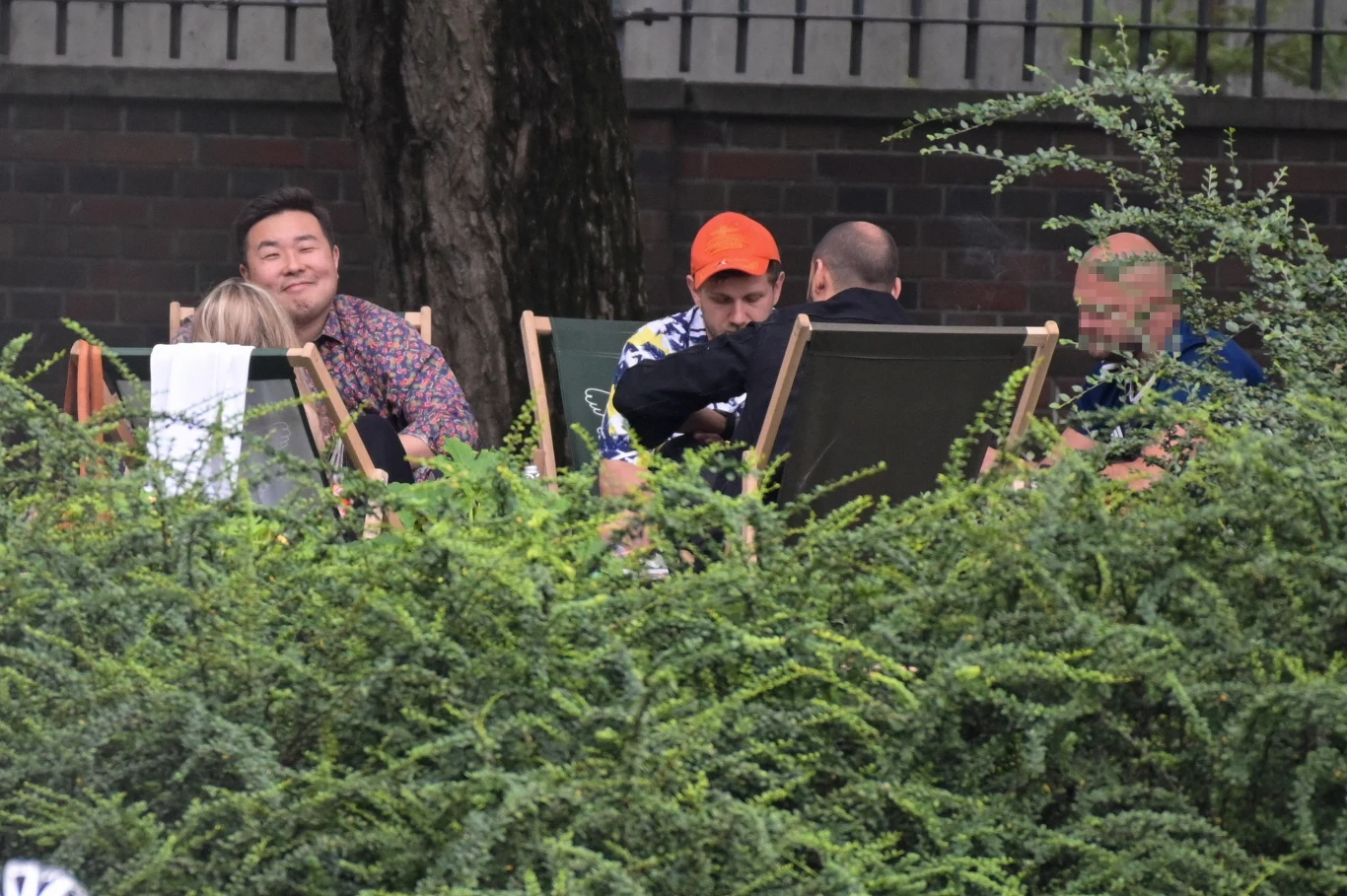 Antek Królikowski "przyłapany" na mieście z nową ukochaną i znajomymi Antek Królikowski "przyłapany" na mieście z nową ukochaną i znajomymi