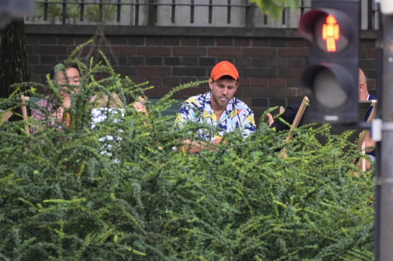 Antek Królikowski "przyłapany" na mieście z nową ukochaną i znajomymi Antek Królikowski "przyłapany" na mieście z nową ukochaną i znajomymi