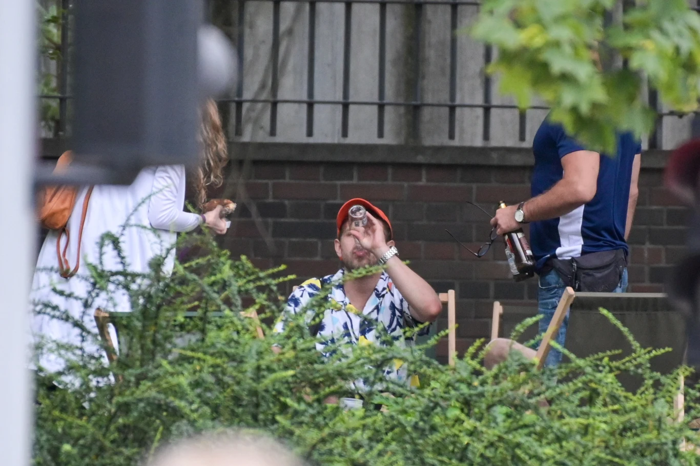 Antek Królikowski "przyłapany" na mieście z nową ukochaną i znajomymi Antek Królikowski "przyłapany" na mieście z nową ukochaną i znajomymi