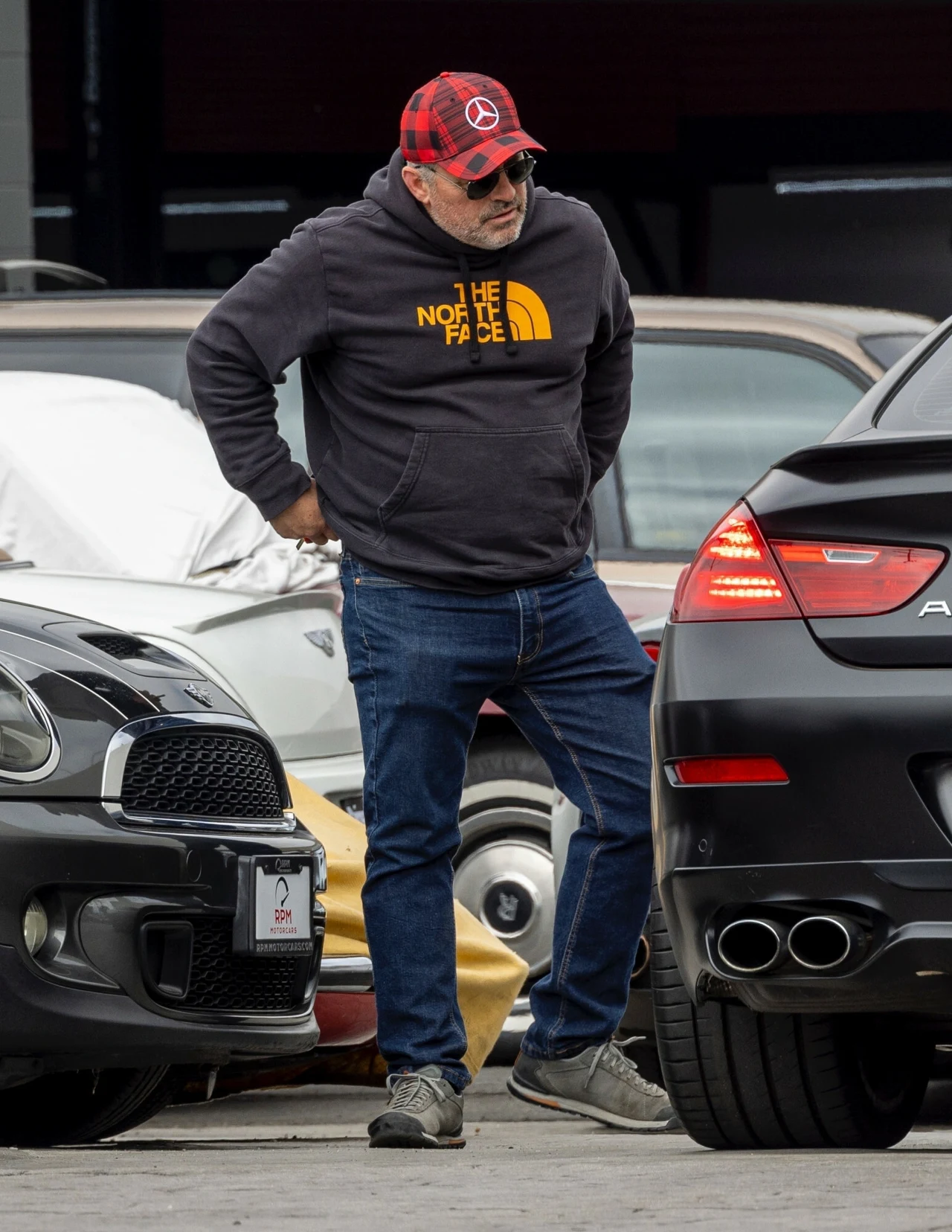 Matt LeBlanc w czapce Mercedesa