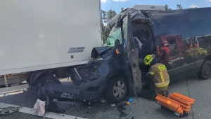 Kierowca samochodu dostawczego został poważnie ranny w kolano