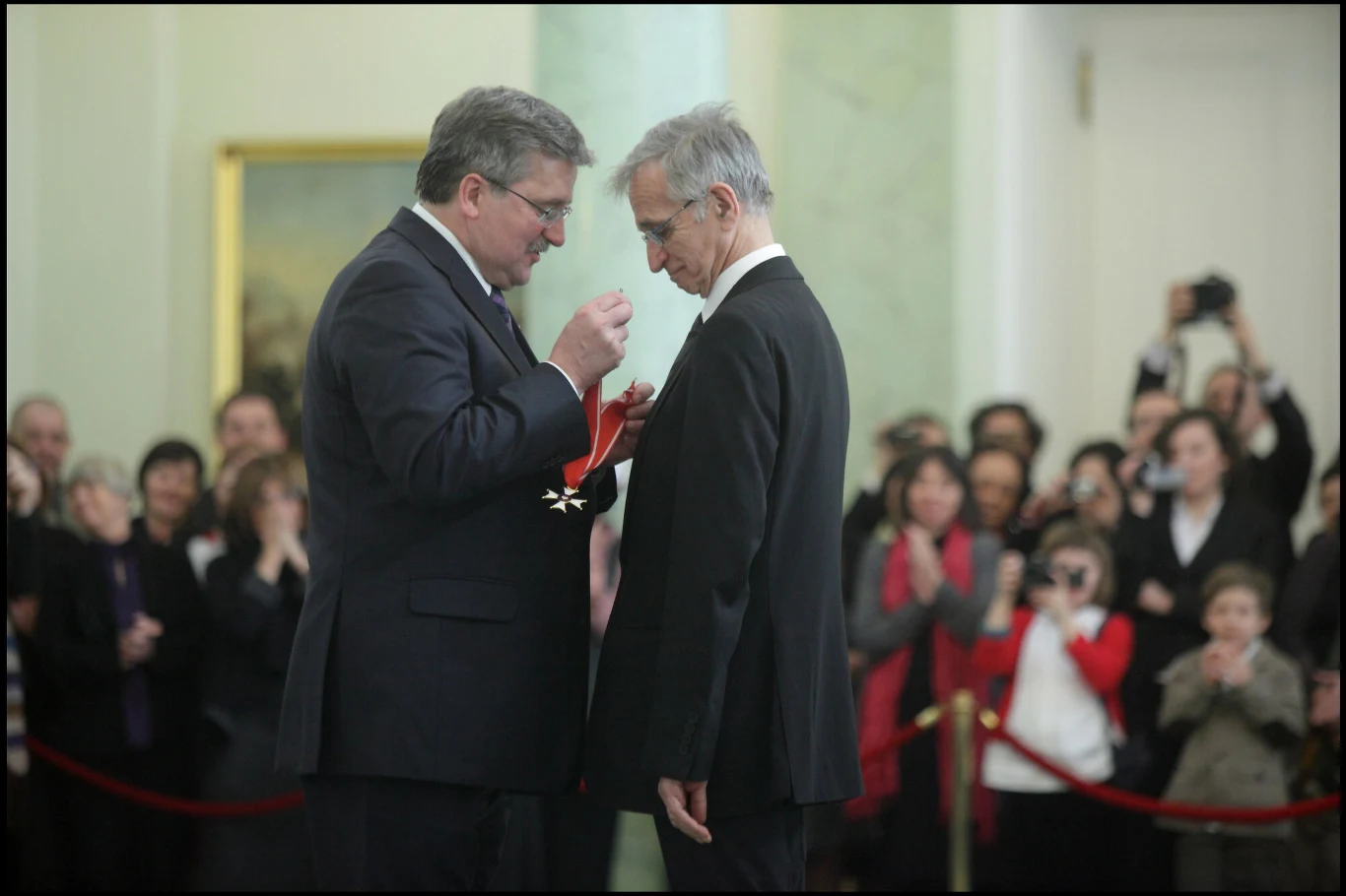 Jacek Federowicz odbiera od Bronisława Komorowskiego Krzyż Komandorski Orderu Odrodzenia Polski 