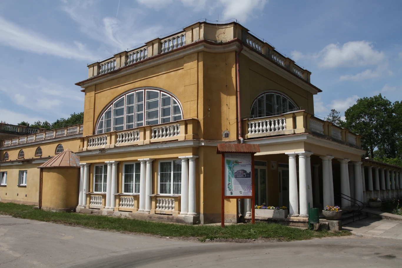 Łazienki, czyli najstarszy dom zdrojowy w Solcu-Zdroju Łazienki, czyli najstarszy dom zdrojowy w Solcu-Zdroju