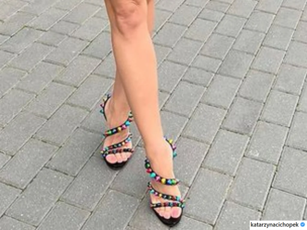 Katarzyna Cichopek na IG @katarzynacichopek/ pozuje w drogich butach dostępnych na stronie Moliera2