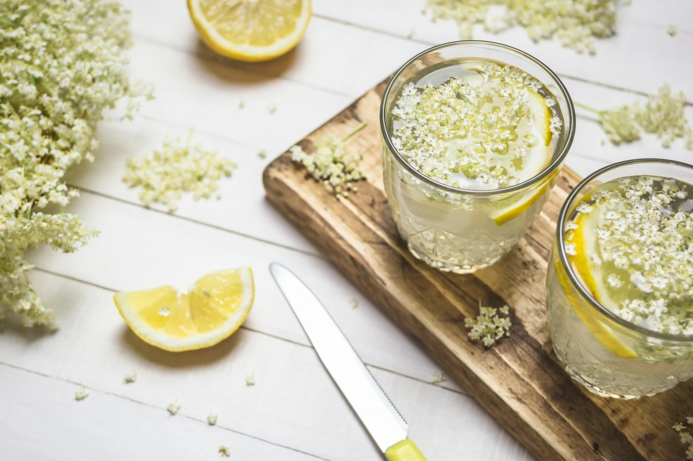 Syrop z kwiatów czarnego bzu ma wiele prozdrowotnych właściwości.