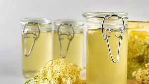 Syrop z czarnego bzu może pomóc w walce z przeziębieniem i stanami zapalnymi.