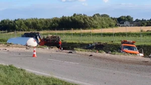 Cysterna uderzyła w auto służby drogowej i wpadła do rowu 
