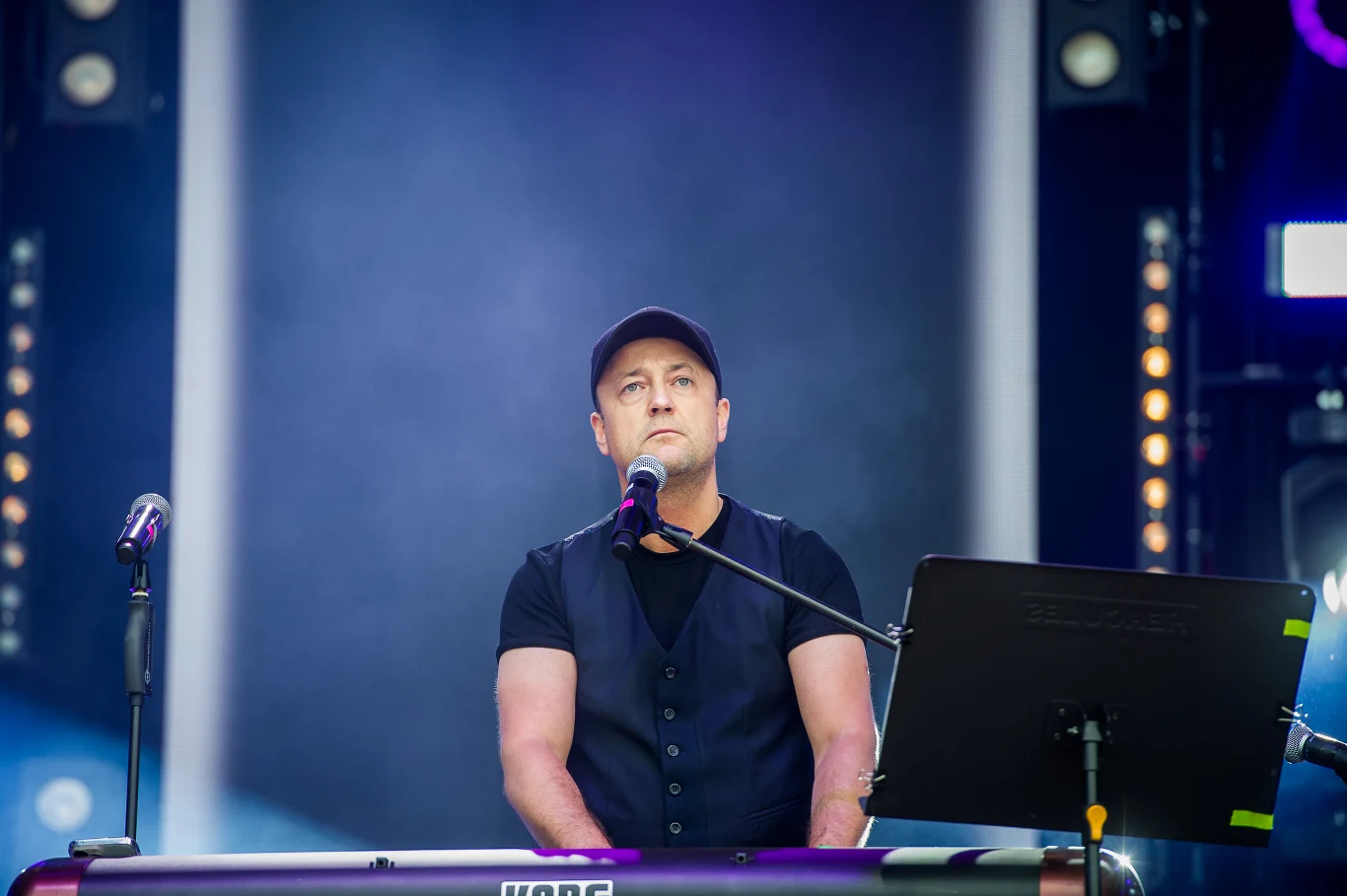 Czesław Śpiewa na scenie w Jarocinie