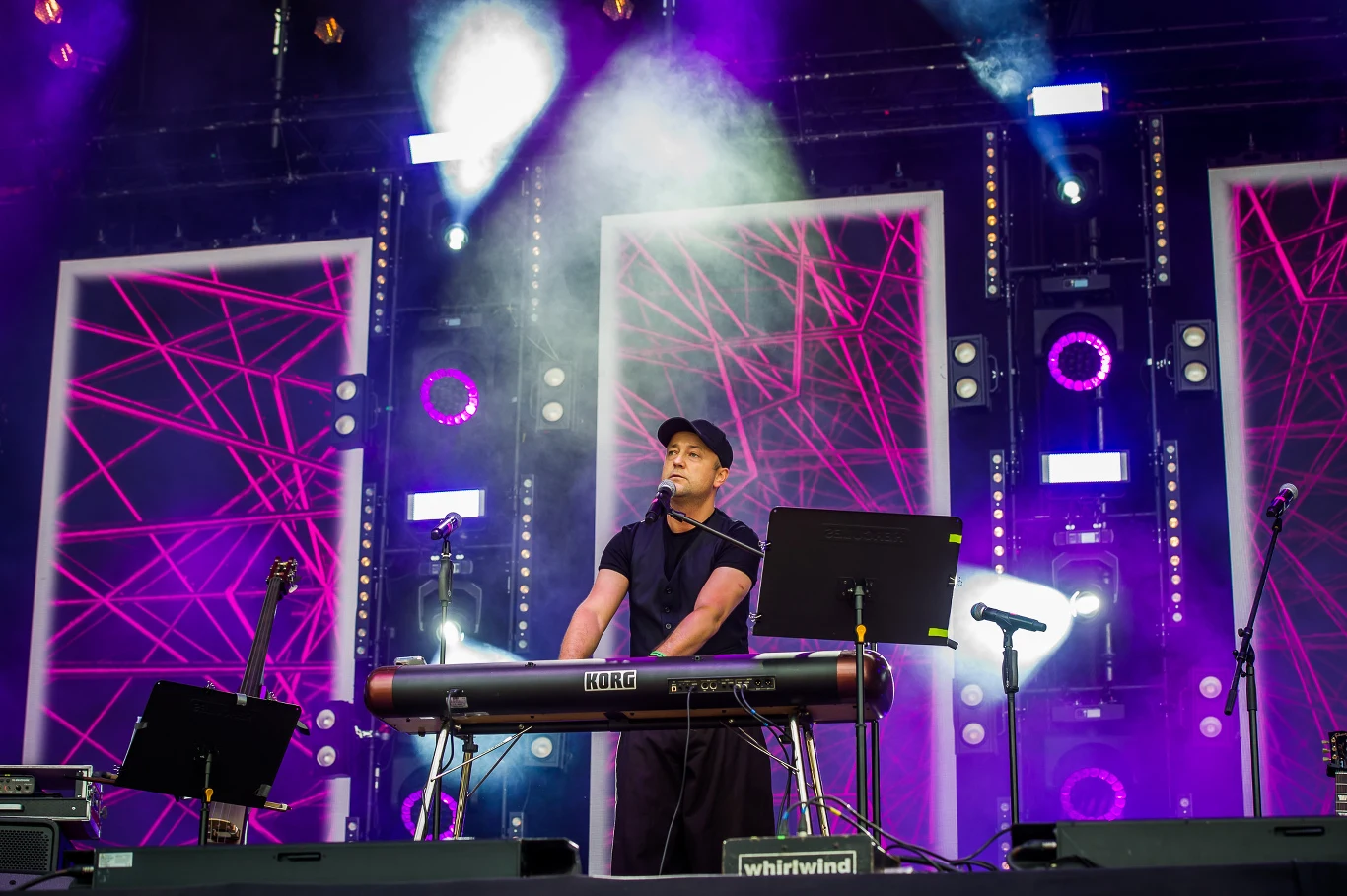 Czesław Śpiewa na scenie w Jarocinie