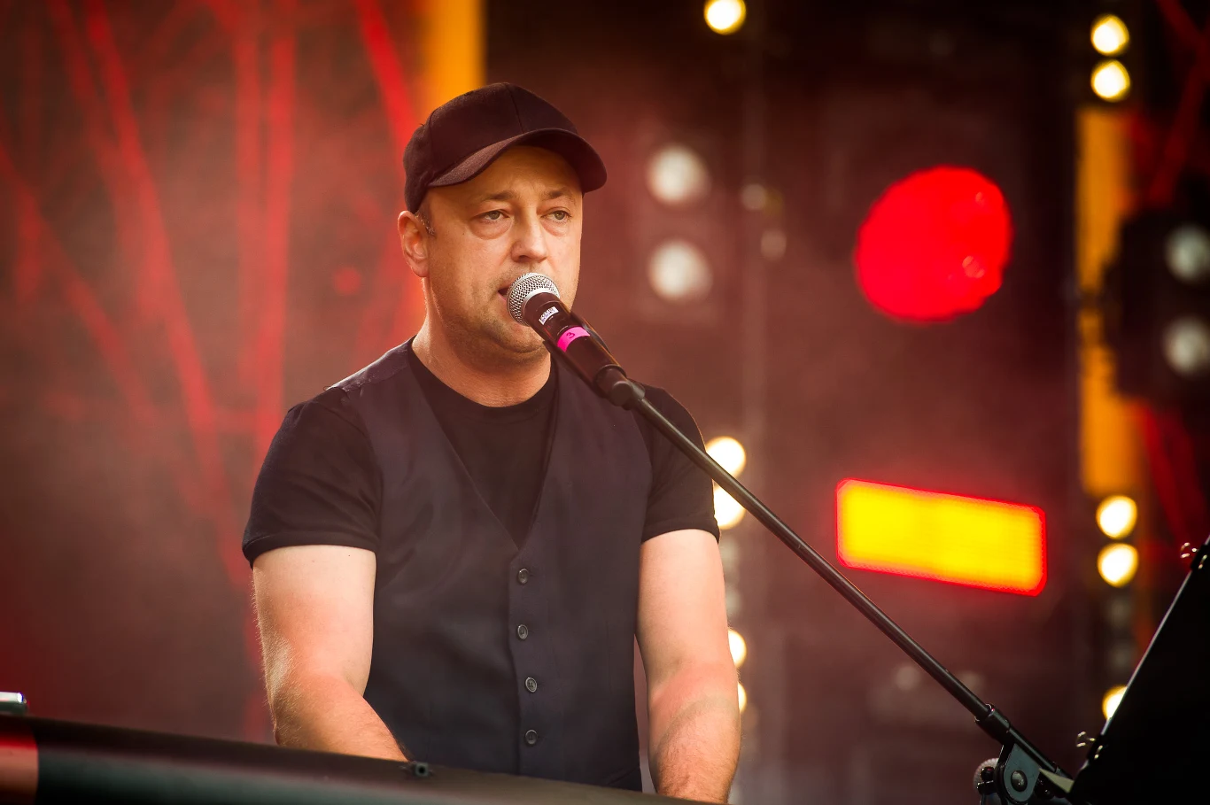 Czesław Śpiewa na scenie w Jarocinie