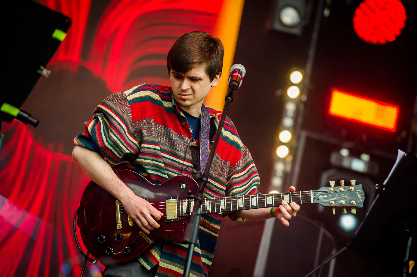 Czesław Śpiewa na scenie w Jarocinie