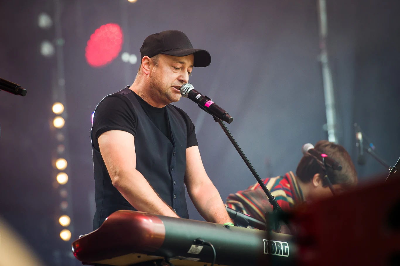 Czesław Śpiewa na scenie w Jarocinie